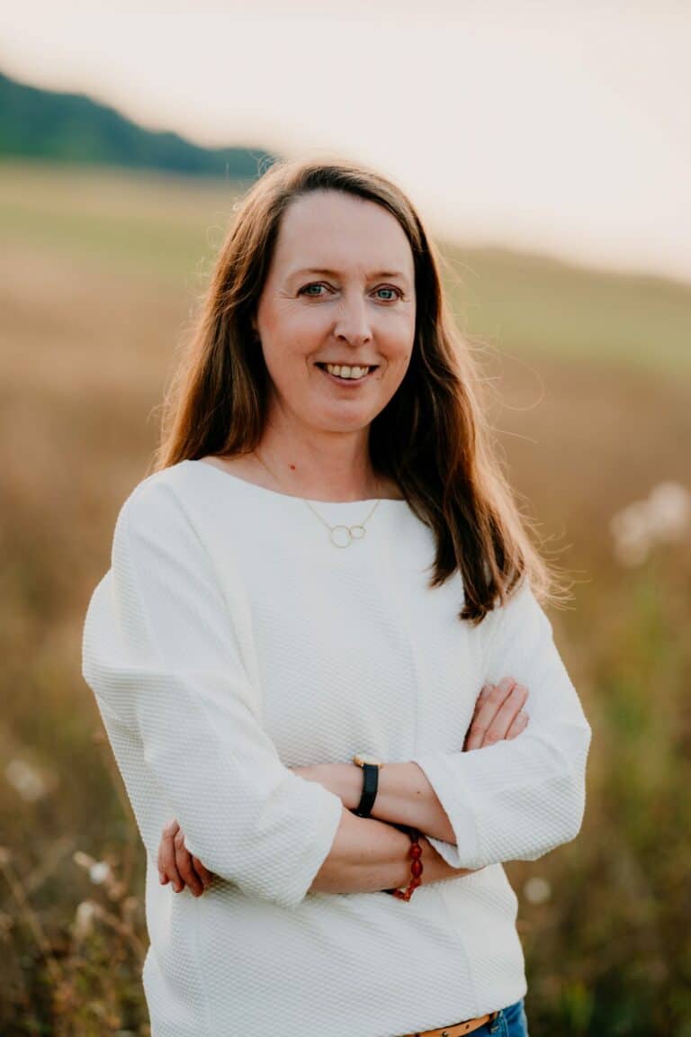 Foto Frauke weisses Shirt Portrait Natur 1365x2048 1 1 768x1152